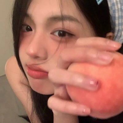 濠河边上的女人